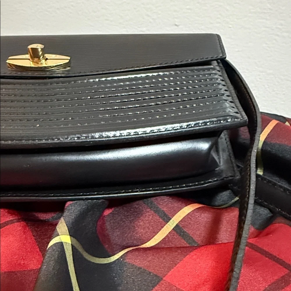 Louis Vuitton Authenticated Rare Vintage Black Epi Leather Tilsitt Shoulder Bag